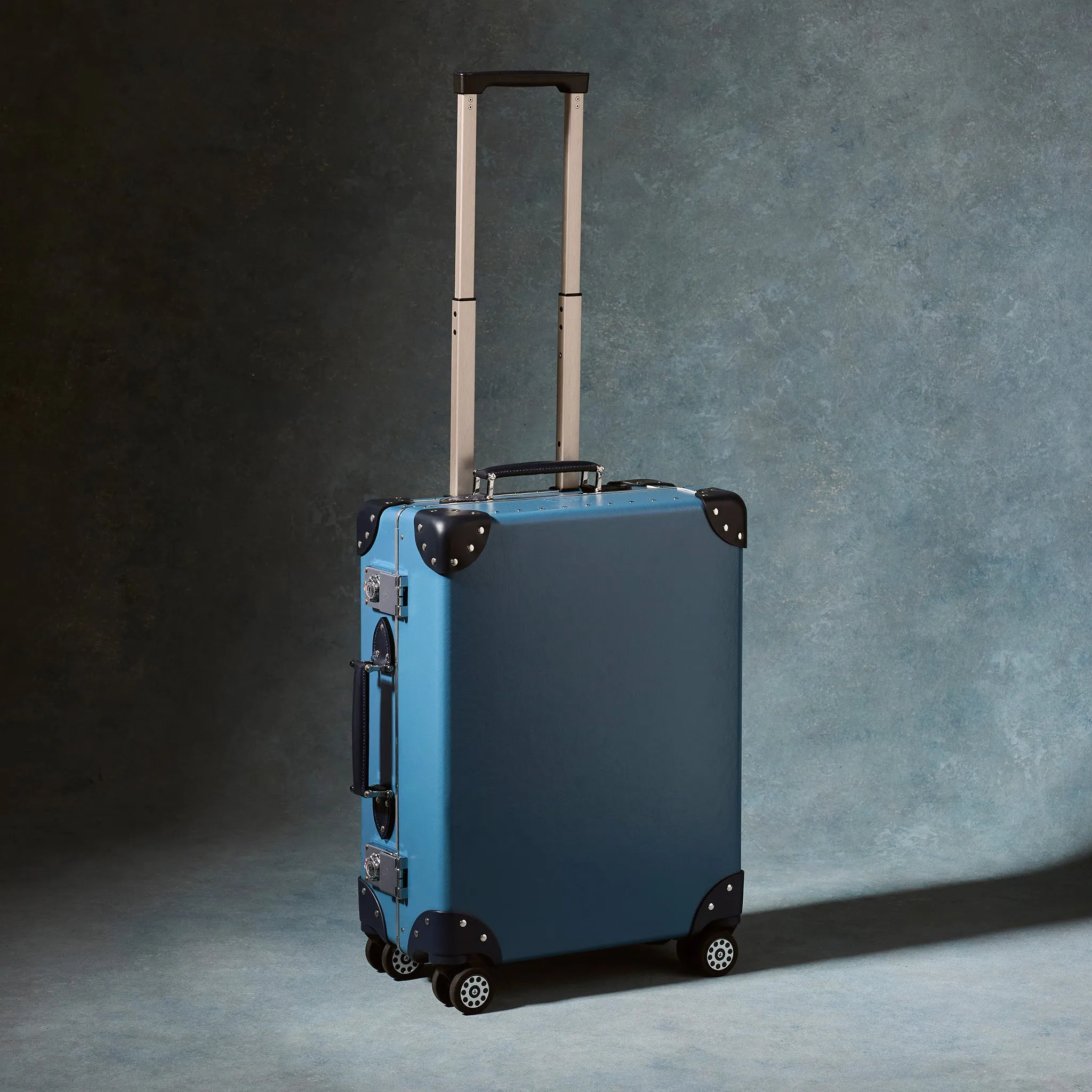 Metropolis · Carry-On - 4 Wheels | Fog Blue/Navy/Chrome