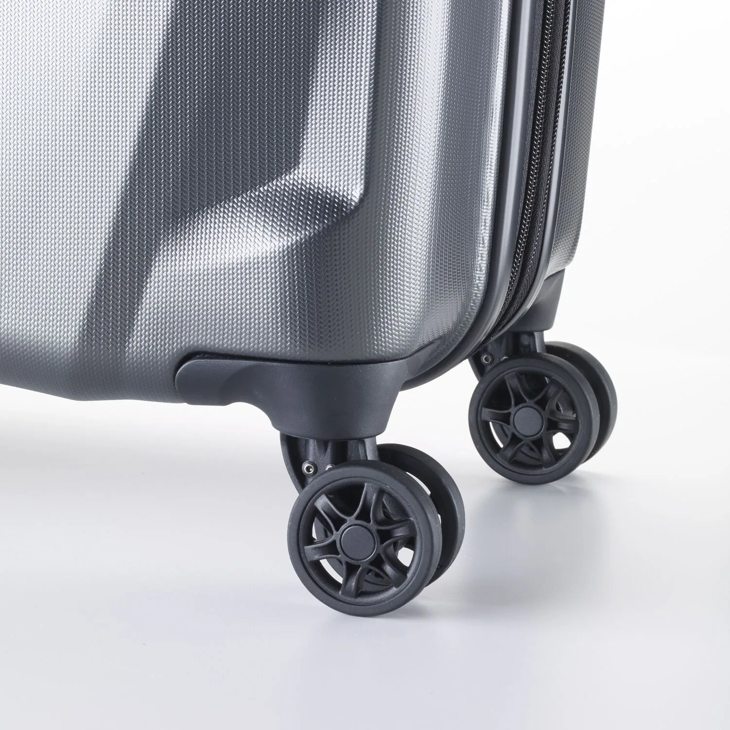 Samsonite Pursuit DLX Plus Spinner Medium Expandable Luggage